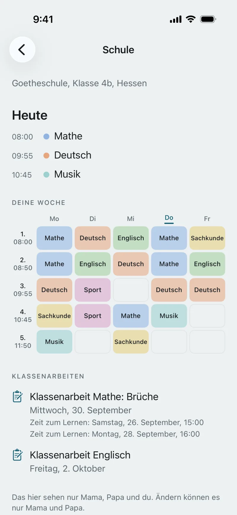 Schulseite eines Kindes mit eigenem Konto: Goetheschule, Klasse 4b, Hessen. Heute: 08:00 Mathe, 09:55 Deutsch, 10:45 Musik. Deine Woche als Stundenplan in Fächerfarben, der Donnerstag markiert. Klassenarbeiten: Mathe: Brüche am Mittwoch, 30. September, mit Zeit zum Lernen am 26. und 28. September.