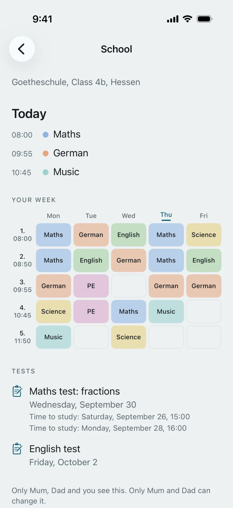 The school page of a child with an account of its own: Goetheschule, class 4b, Hessen. Today: 08:00 maths, 09:55 German, 10:45 music. Your week as a timetable in subject colours, Thursday marked. Tests: maths, fractions, on Wednesday, September 30, with time to study on September 26 and 28.