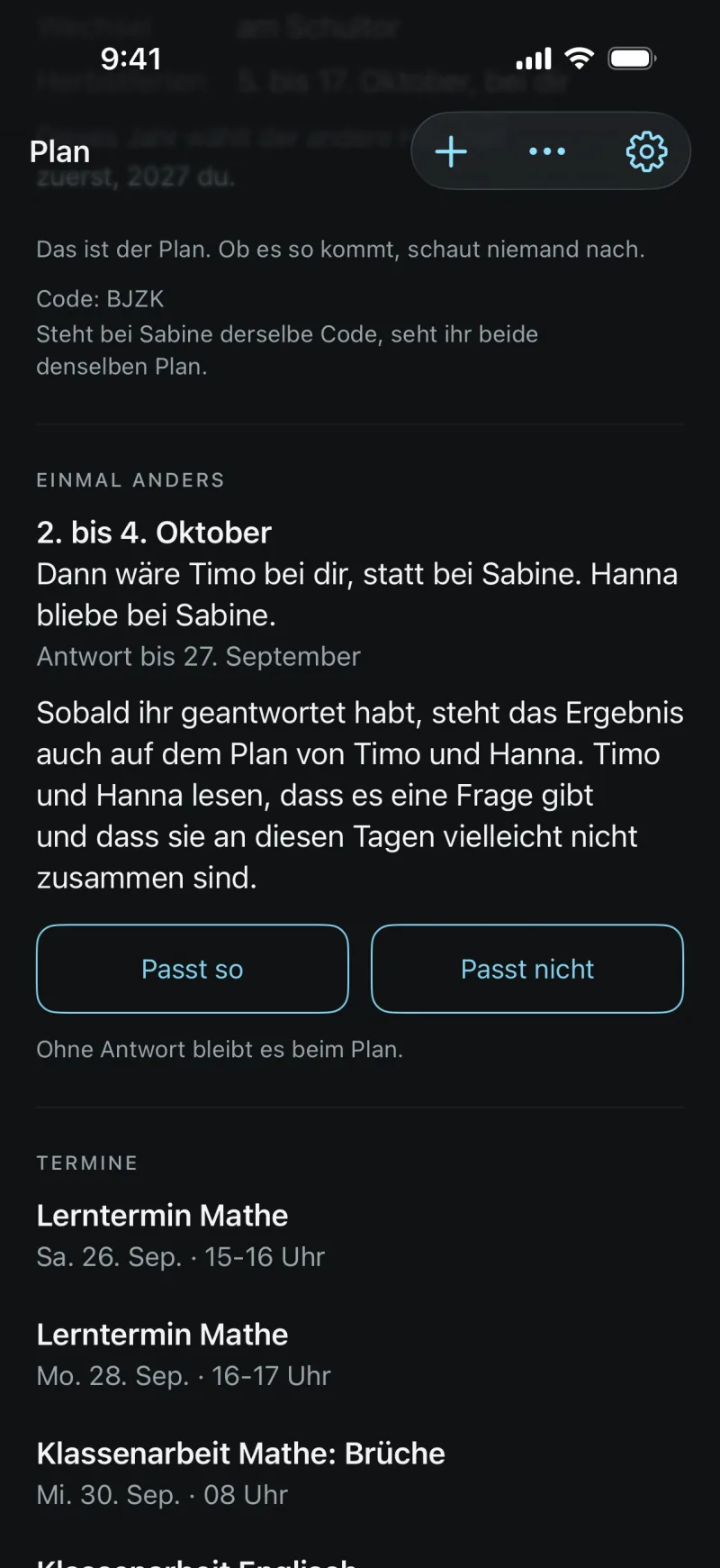 Bildschirm Plan aus der App, Abschnitt „Einmal anders“: 3. bis 5. Oktober. Dann wäre Jonas bei dir, statt bei Carolin. Noah und Julia blieben bei Carolin. Antwort bis 28. September. Knöpfe „Passt so“ und „Passt nicht“, darunter „Ohne Antwort bleibt es beim Plan.“ Darunter die Termine mit den Lernterminen Mathe und den Klassenarbeiten Mathe und Englisch.
