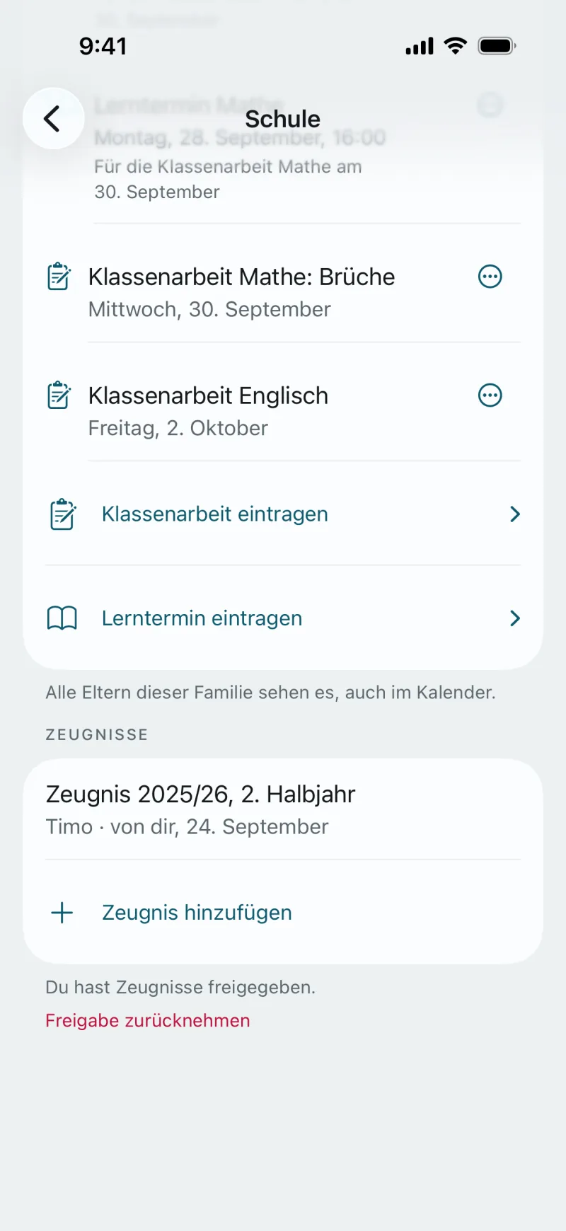 Bildschirm Schule aus der App, Abschnitt Zeugnisse: Zeugnis 2025/26, 2. Halbjahr, Timo, von dir abgelegt am 24. September. „Zeugnis hinzufügen“. Du hast Zeugnisse freigegeben. „Freigabe zurücknehmen“.
