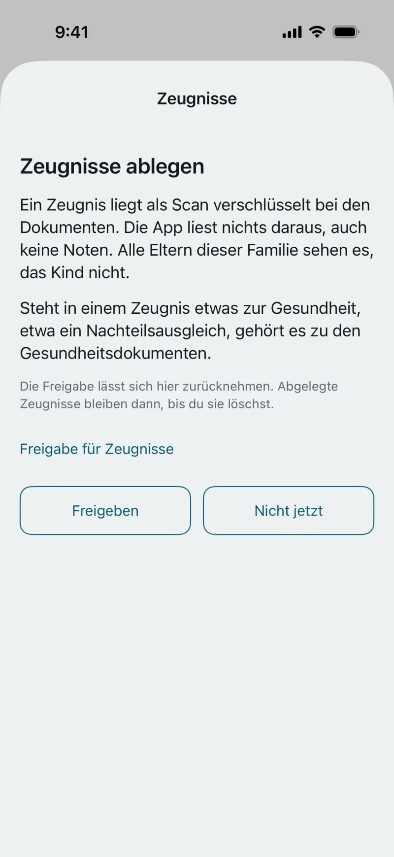 Bildschirm „Zeugnisse ablegen“ aus der App: Ein Zeugnis liegt als Scan verschlüsselt bei den Dokumenten. Die App liest nichts daraus, auch keine Noten. Alle Eltern dieser Familie sehen es, das Kind nicht. Steht in einem Zeugnis etwas zur Gesundheit, etwa ein Nachteilsausgleich, gehört es zu den Gesundheitsdokumenten. Die Freigabe lässt sich hier zurücknehmen. Knöpfe „Freigeben“ und „Nicht jetzt“.