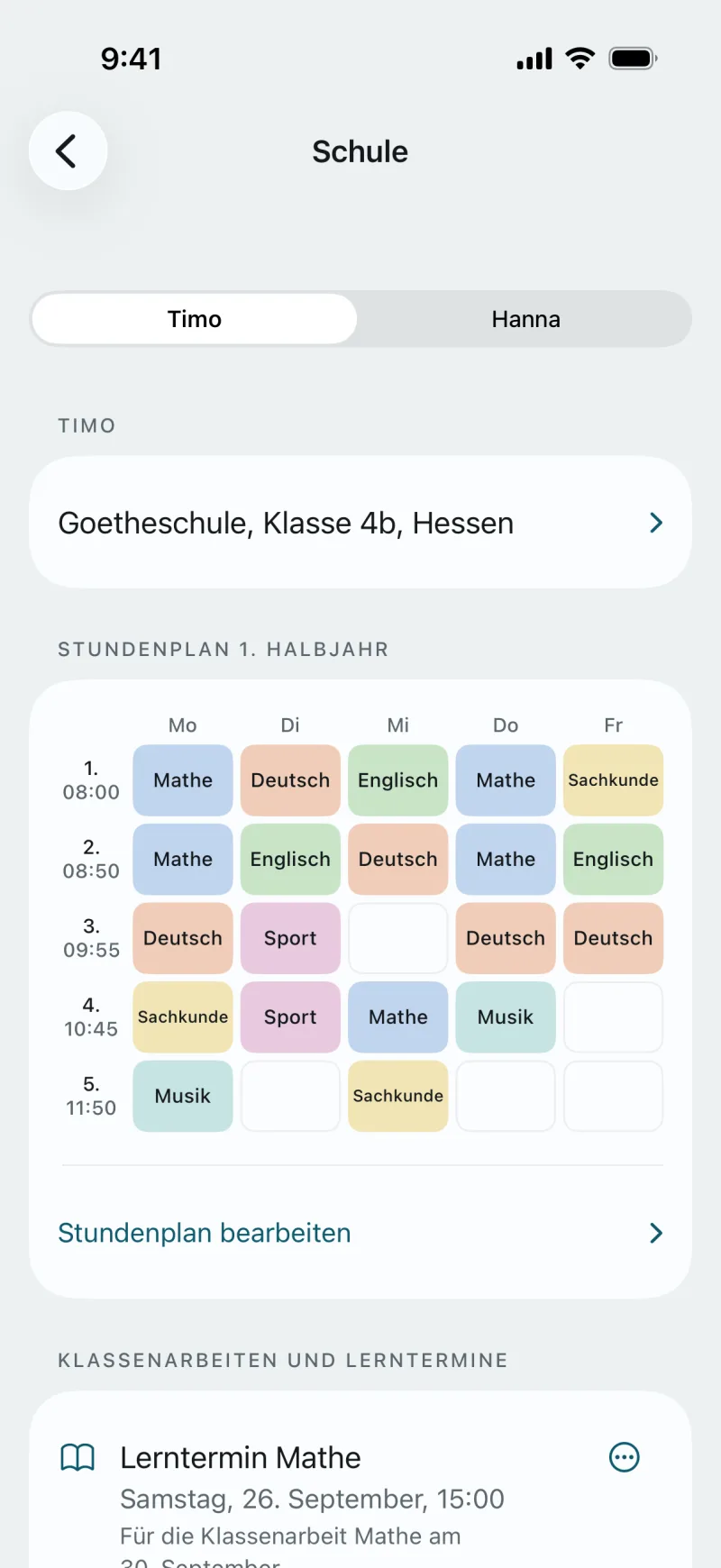 Bildschirm Schule aus der App: Timo, Goetheschule, Klasse 4b, Hessen. Stundenplan 1. Halbjahr, Montag bis Freitag in Fächerfarben: Mathe, Deutsch, Englisch, Sport, Sachkunde, Musik. Darunter „Stundenplan bearbeiten“.