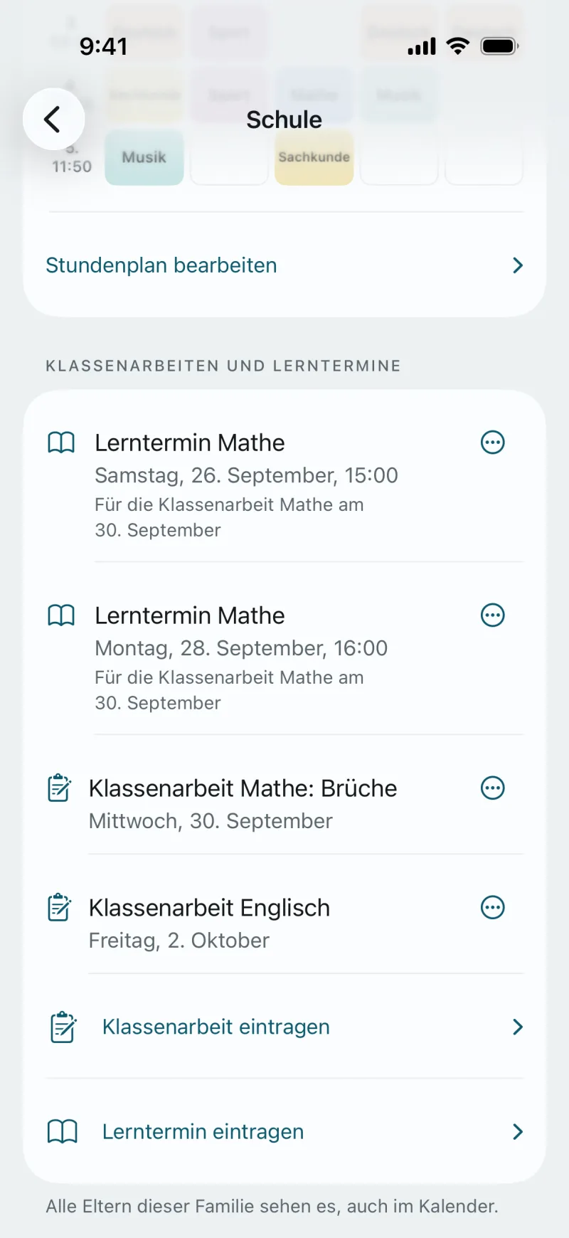 Bildschirm Schule aus der App, Klassenarbeiten und Lerntermine: Lerntermin Mathe am Samstag, 26. September, 15:00, und am Montag, 28. September, 16:00, für die Klassenarbeit Mathe am 30. September. Klassenarbeit Mathe: Brüche am Mittwoch, 30. September. Klassenarbeit Englisch am Freitag, 2. Oktober. „Klassenarbeit eintragen“, „Lerntermin eintragen“. Alle Eltern dieser Familie sehen es, auch im Kalender.